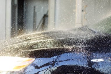 Araba araba yıkama basınçlı su ile temizlik işçisi