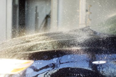 Araba araba yıkama basınçlı su ile temizlik işçisi