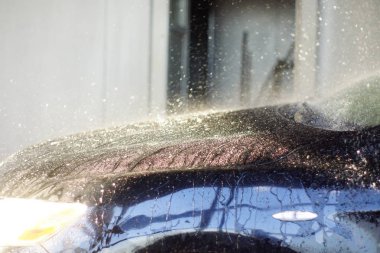 Araba araba yıkama basınçlı su ile temizlik işçisi