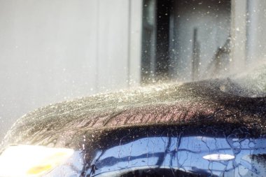 Araba araba yıkama basınçlı su ile temizlik işçisi