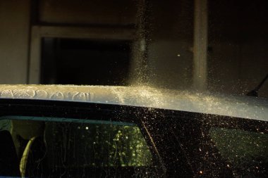 Araba araba yıkama basınçlı su ile temizlik işçisi