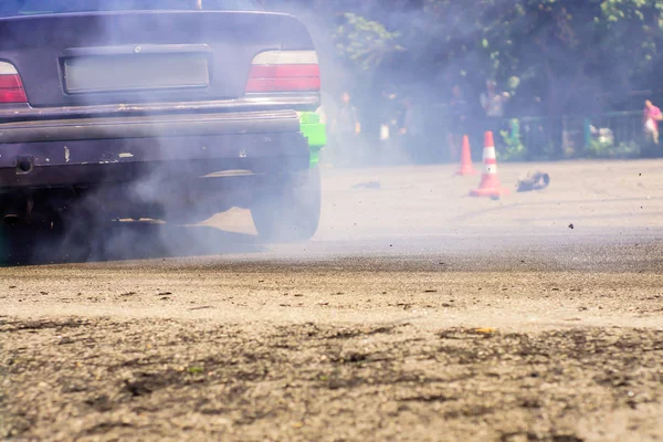 Carro esporte roda à deriva e fumar na pista — Fotografia de Stock