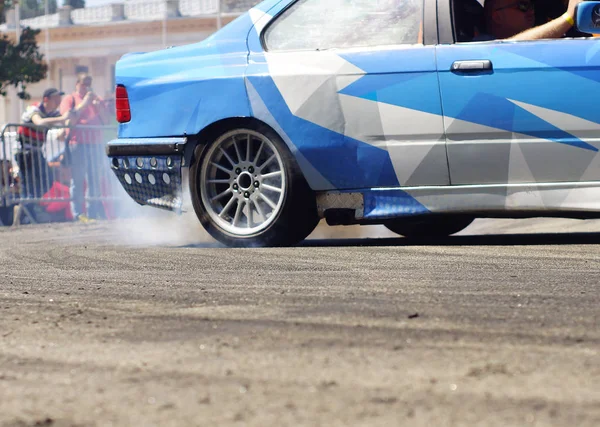 Rueda de coche deportivo a la deriva y fumar en pista —  Fotos de Stock