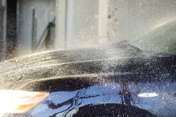 Arbeiter reinigen Auto mit Druckwasser, Autowaschanlage — Stockfoto