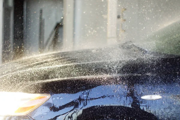 Macchina di pulizia del lavoratore con acqua pressata, autolavaggio — Foto Stock