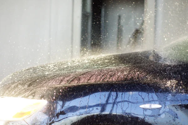Arbeiter reinigen Auto mit Druckwasser, Autowaschanlage — Stockfoto