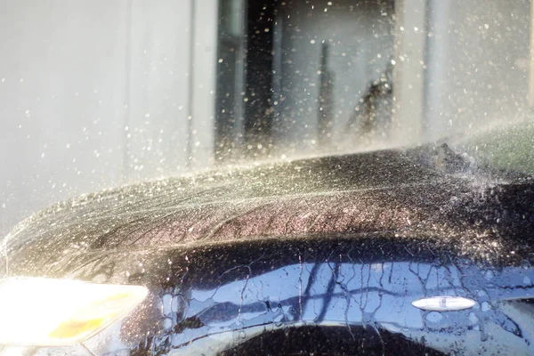 Travailleur nettoyage de voiture avec de l'eau sous pression, lavage de voiture — Photo