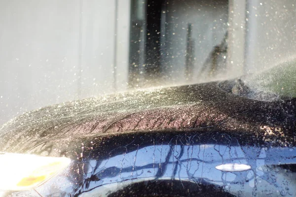 Trabajador de limpieza de coches con agua a presión, lavado de coches — Foto de Stock