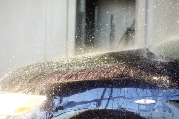 Travailleur nettoyage de voiture avec de l'eau sous pression, lavage de voiture — Photo