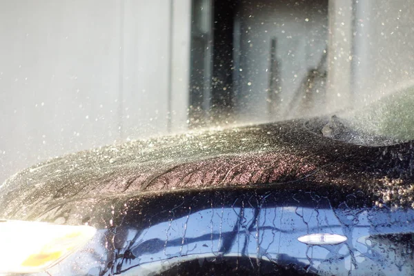 Trabajador de limpieza de coches con agua a presión, lavado de coches —  Fotos de Stock