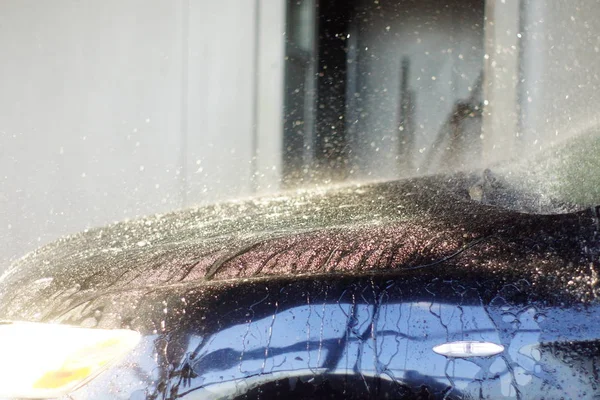 Werknemer schoonmaken auto met druk water, Autowassen — Stockfoto