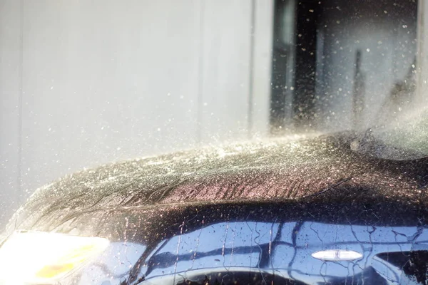 Εργαζόμενος καθαρισμού αυτοκινήτων με πίεση νερού, πλύσιμο αυτοκινήτων — Φωτογραφία Αρχείου