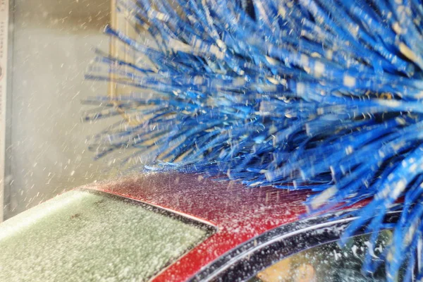 Lavado de coches, agua de espuma de lavado de coches, lavado automático de coches en acción — Foto de Stock