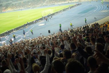 Futbol-futbol hayranları onların takım destek ve hedefi ile güzel gökyüzü. açık hava ile dolu stadyumda kutlamak-resim görüntü.