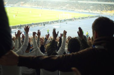 Futbol-futbol hayranları onların takım destek ve hedefi ile güzel gökyüzü. açık hava ile dolu stadyumda kutlamak-resim görüntü.