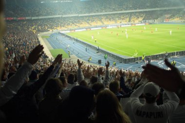 Futbol-futbol hayranları onların takım destek ve hedefi ile güzel gökyüzü. açık hava ile dolu stadyumda kutlamak-resim görüntü.