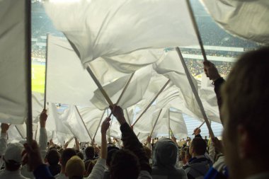 Futbol-futbol hayranları onların takım destek ve hedefi ile güzel gökyüzü. açık hava ile dolu stadyumda kutlamak-resim görüntü.