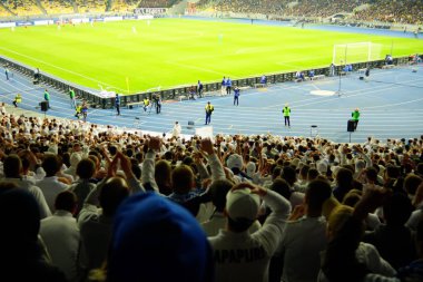 Futbol-futbol hayranları onların takım destek ve hedefi ile güzel gökyüzü. açık hava ile dolu stadyumda kutlamak-resim görüntü.