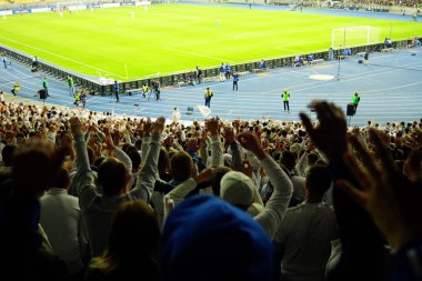 Futbol-futbol hayranları onların takım destek ve hedefi ile güzel gökyüzü. açık hava ile dolu stadyumda kutlamak-resim görüntü.