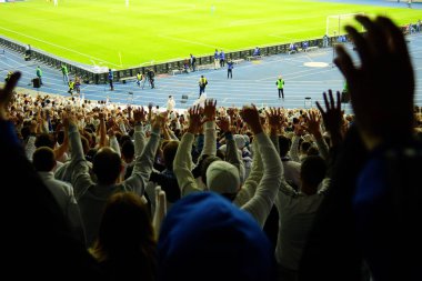 Futbol-futbol hayranları onların takım destek ve hedefi ile güzel gökyüzü. açık hava ile dolu stadyumda kutlamak-resim görüntü.
