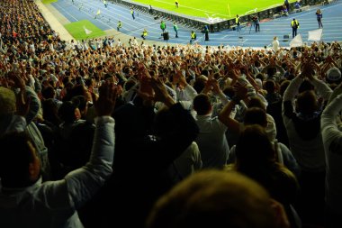 Futbol-futbol hayranları onların takım destek ve hedefi ile güzel gökyüzü. açık hava ile dolu stadyumda kutlamak-resim görüntü.