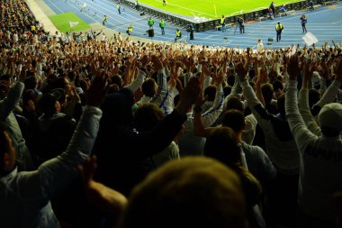 Futbol-futbol hayranları onların takım destek ve hedefi ile güzel gökyüzü. açık hava ile dolu stadyumda kutlamak-resim görüntü.