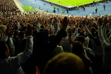 Futbol-futbol hayranları onların takım destek ve hedefi ile güzel gökyüzü. açık hava ile dolu stadyumda kutlamak-resim görüntü.