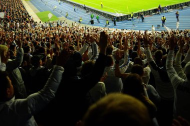 Futbol-futbol hayranları onların takım destek ve hedefi ile güzel gökyüzü. açık hava ile dolu stadyumda kutlamak-resim görüntü.