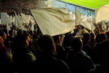 Futbol-futbol hayranları onların takım destek ve hedefi ile güzel gökyüzü. açık hava ile dolu stadyumda kutlamak-resim görüntü.