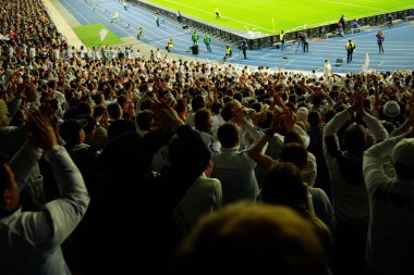 Futbol-futbol hayranları onların takım destek ve hedefi ile güzel gökyüzü. açık hava ile dolu stadyumda kutlamak-resim görüntü.