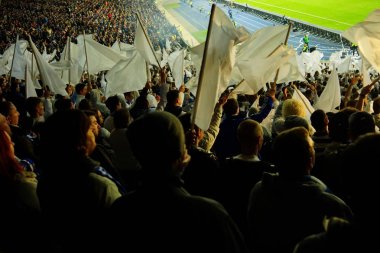 Futbol-futbol hayranları onların takım destek ve hedefi ile güzel gökyüzü. açık hava ile dolu stadyumda kutlamak-resim görüntü.