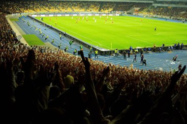 Futbol-futbol hayranları onların takım destek ve hedefi ile güzel gökyüzü. açık hava ile dolu stadyumda kutlamak-resim görüntü.