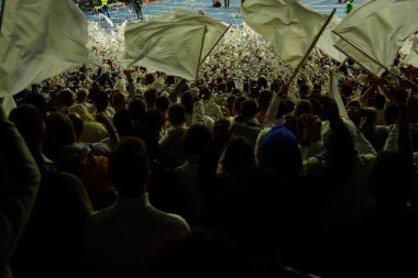 Futbol-futbol hayranları onların takım destek ve hedefi ile güzel gökyüzü. açık hava ile dolu stadyumda kutlamak-resim görüntü.