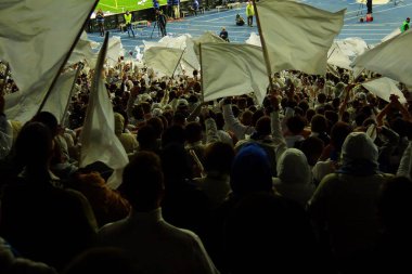 Futbol-futbol hayranları onların takım destek ve hedefi ile güzel gökyüzü. açık hava ile dolu stadyumda kutlamak-resim görüntü.