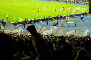 Futbol-futbol hayranları onların takım destek ve hedefi ile güzel gökyüzü. açık hava ile dolu stadyumda kutlamak-resim görüntü.