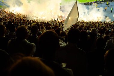 Futbol-futbol hayranları onların takım destek ve hedefi ile güzel gökyüzü. açık hava ile dolu stadyumda kutlamak-resim görüntü.