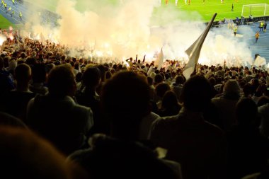 Futbol-futbol hayranları onların takım destek ve hedefi ile güzel gökyüzü. açık hava ile dolu stadyumda kutlamak-resim görüntü.