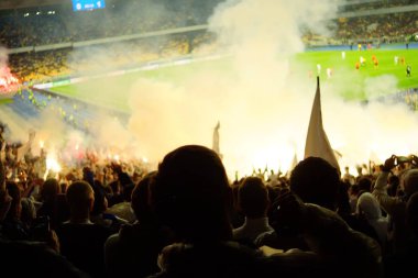 Futbol-futbol hayranları onların takım destek ve hedefi ile güzel gökyüzü. açık hava ile dolu stadyumda kutlamak-resim görüntü.