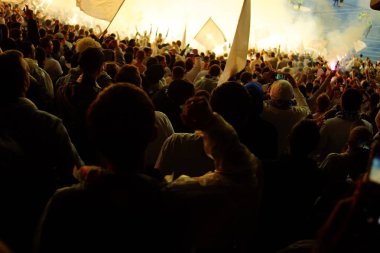 Futbol-futbol hayranları onların takım destek ve hedefi ile güzel gökyüzü. açık hava ile dolu stadyumda kutlamak-resim görüntü.