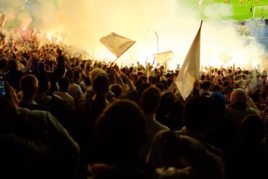 Futbol-futbol hayranları onların takım destek ve hedefi ile güzel gökyüzü. açık hava ile dolu stadyumda kutlamak-resim görüntü.