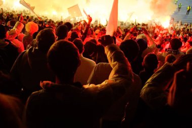 Futbol-futbol hayranları onların takım destek ve hedefi ile güzel gökyüzü. açık hava ile dolu stadyumda kutlamak-resim görüntü.