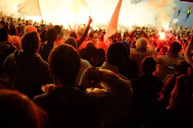 Futbol-futbol hayranları onların takım destek ve hedefi ile güzel gökyüzü. açık hava ile dolu stadyumda kutlamak-resim görüntü.