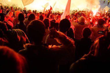 Futbol-futbol hayranları onların takım destek ve hedefi ile güzel gökyüzü. açık hava ile dolu stadyumda kutlamak-resim görüntü.