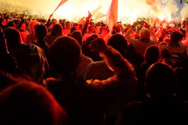 Futbol-futbol hayranları onların takım destek ve hedefi ile güzel gökyüzü. açık hava ile dolu stadyumda kutlamak-resim görüntü.