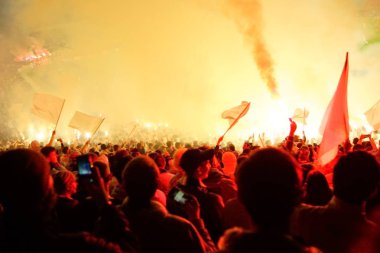 Futbol-futbol hayranları onların takım destek ve hedefi ile güzel gökyüzü. açık hava ile dolu stadyumda kutlamak-resim görüntü.