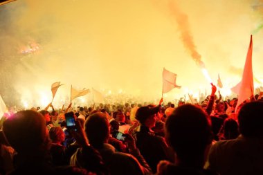Futbol-futbol hayranları onların takım destek ve hedefi ile güzel gökyüzü. açık hava ile dolu stadyumda kutlamak-resim görüntü.