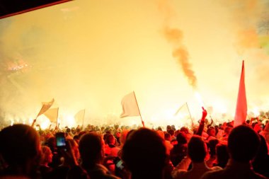 Futbol-futbol hayranları onların takım destek ve hedefi ile güzel gökyüzü. açık hava ile dolu stadyumda kutlamak-resim görüntü.