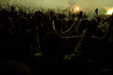 Futbol-futbol hayranları onların takım destek ve hedefi ile güzel gökyüzü. açık hava ile dolu stadyumda kutlamak-resim görüntü.