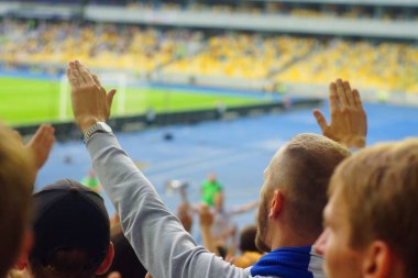 Futbol-futbol hayranları onların takım destek ve hedefi ile güzel gökyüzü. açık hava ile dolu stadyumda kutlamak-resim görüntü.