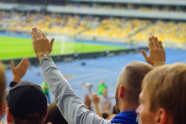 Futbol-futbol hayranları onların takım destek ve hedefi ile güzel gökyüzü. açık hava ile dolu stadyumda kutlamak-resim görüntü.